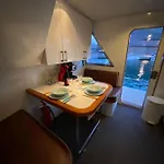 Ботель Amazing Boat To Sleep In Barcelona Сан-Адриан-де-Бесос