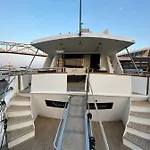 Amazing Boat To Sleep In Barcelona Сан-Адриан-де-Бесос