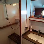 Ботель Amazing Boat To Sleep In Barcelona Сан-Адриан-де-Бесос