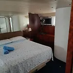 Ботель Amazing Boat To Sleep In Barcelona Сан-Адриан-де-Бесос