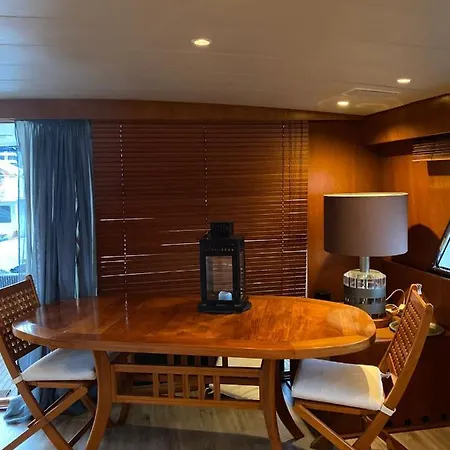 Ботель Amazing Boat To Sleep In Barcelona Сан-Адриан-де-Бесос