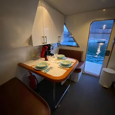 Ботель Amazing Boat To Sleep In Barcelona Сан-Адриан-де-Бесос
