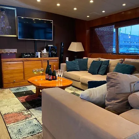 Amazing Boat To Sleep In Barcelona Ботель