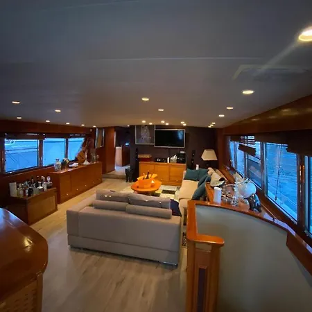 Amazing Boat To Sleep In Barcelona Ботель
