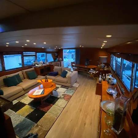Amazing Boat To Sleep In Barcelona * Сан-Адриан-де-Бесос