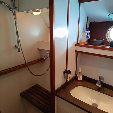 Ботель Amazing Boat To Sleep In Barcelona Сан-Адриан-де-Бесос