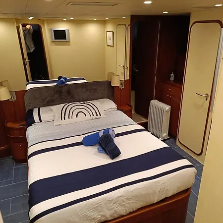 Amazing Boat To Sleep In Barcelona Ботель