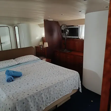 Ботель Amazing Boat To Sleep In Barcelona Сан-Адриан-де-Бесос