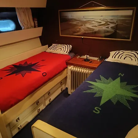 Amazing Boat To Sleep In Barcelona Сан-Адриан-де-Бесос