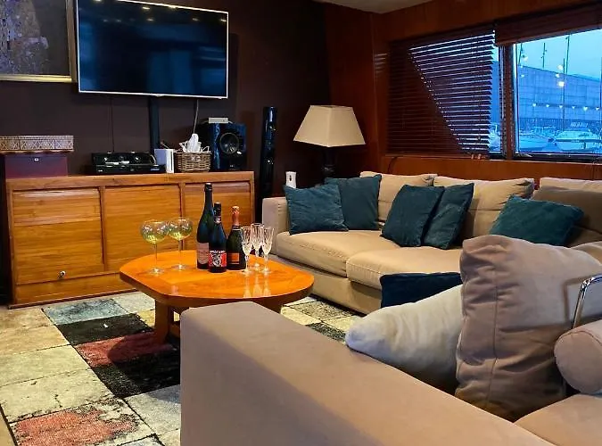 Amazing Boat To Sleep In Barcelona بوتيل