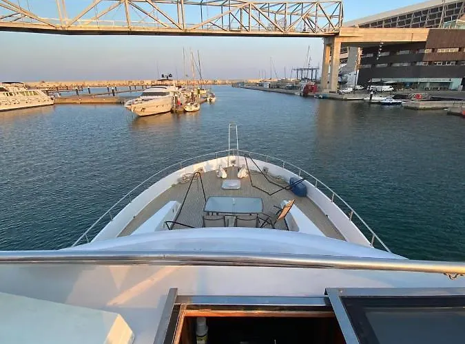 Amazing Boat To Sleep In Barcelona بوتيل سان أدريان دي بيزوس