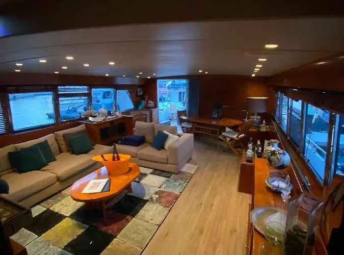 Amazing Boat To Sleep In Barcelona * سان أدريان دي بيزوس