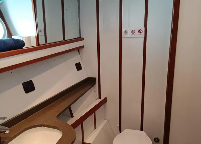 Amazing Boat To Sleep In Barcelona بوتيل سان أدريان دي بيزوس